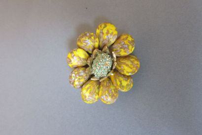 null SCHIAPARELLI circa 1940-1950 : Broche à motif florale en patte de verre jaune...