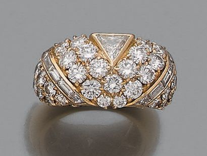 BOUCHERON Bague bandeau en or jaune 18K (750°/00) centrée d'un diamant de taille...