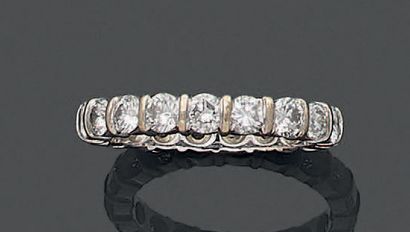 null Alliance Eternity en or gris 18K (750°/00) sertie à brides de 19 diamants ronds...