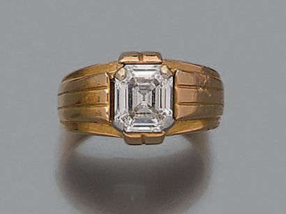 null Bague de genre chevalière en or jaune 18K (750°/00) et platine ornée d'un diamant...