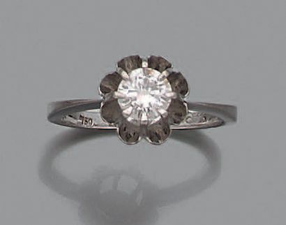 null Bague solitaire en or gris sertie d'un diamant rond taillé en brillant (env.
0,45ct).
Tour...