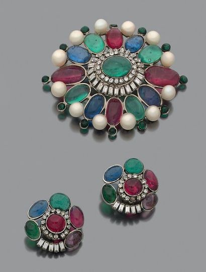 Maison GRIPOIX pour CHANEL. Circa 1960 Broche et paire de boucles d'oreilles tricolores...