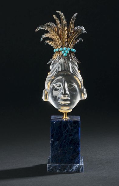 null Masque de style mexicain sculpté en cristal de roche, coiffé d'un panache feuillagé...