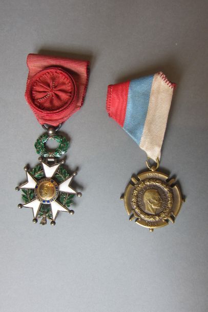 null Une croix d'officier de l'ordre de la Légion d'honneur en vermeil, émaillée,...