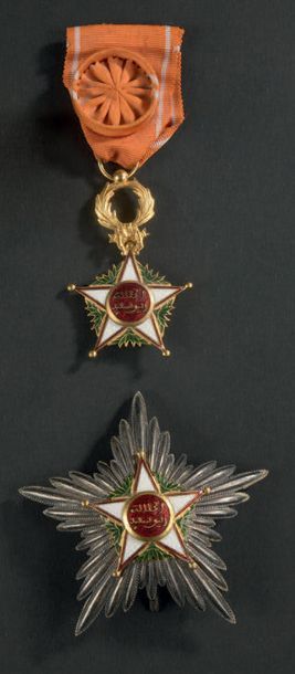 null Une plaque de commandeur de l'ordre du Ouissam Alaouite en métal, poinçonnée,...
