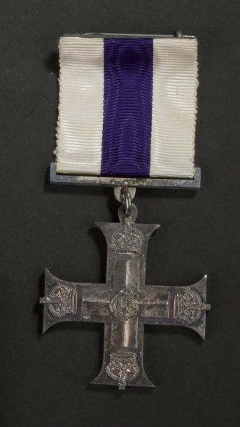 null Military Cross, croix en argent avec son ruban, dans son écrin (1914/1918) et...