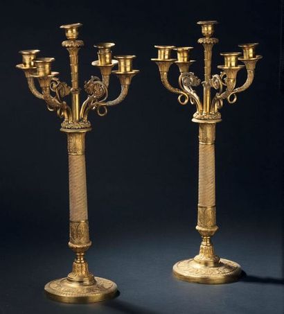 null Paire de grands candélabres en bronze doré à cinq lumières et décor guilloché...