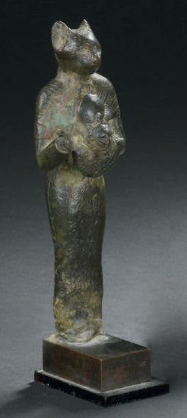 null Statuette représentant la déesse Bastet sous une forme anthropomorphe à tête...