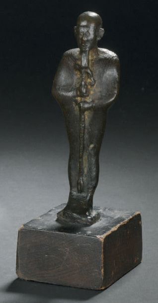 null Statuette de Ptah représenté enveloppé dans un suaire et tenant dans ses mains...