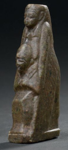 null Statuette représentant Isis protégeant de ses ailes Osiris. L'Osiris est représenté...