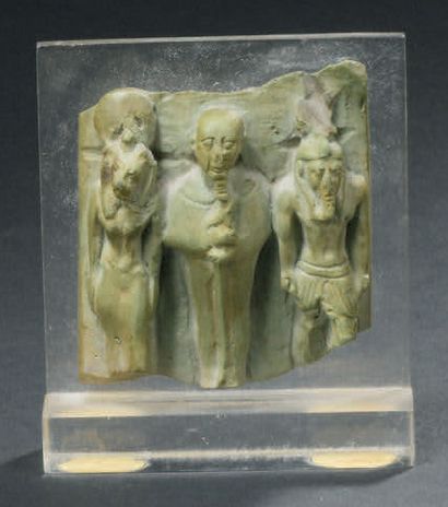 null Amulette représentant une triade divine constituée de Ptah entouré de Sekhmet...