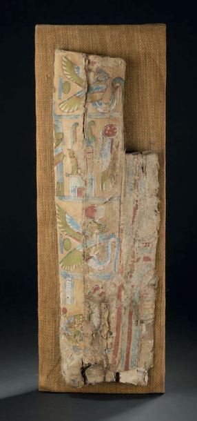 null Fragment d'angle de couvercle de sarcophage stuqué et peint sur plusieurs registres...