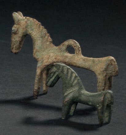 null Lot de deux figurines de chevaux stylisés.
Bronze.
Iran, Période Parthe.
Ce...