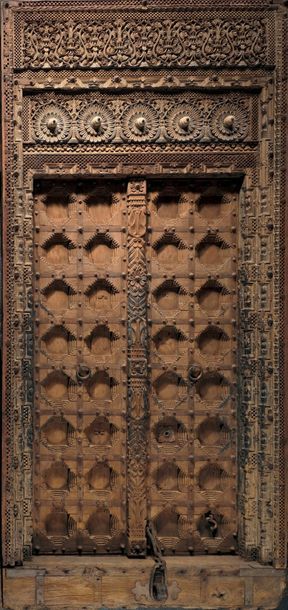 INDE - XIXE SIÈCLE Importante porte en bois sculptée en partie supérieure de rinceaux...