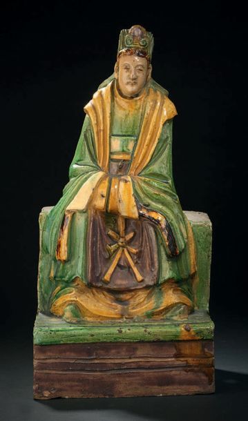 CHINE - Epoque MING (1368-1644) Statuette de Guanyin en grès émaillé vert, jaune...