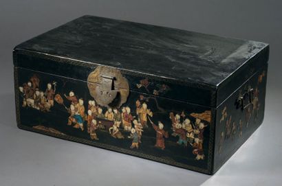 CHINE - Époque KANGXI (1662-1722) Grand coffre de forme rectangulaire en laque noire...