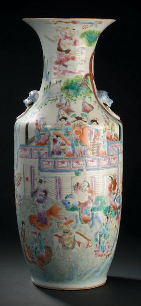CHINE - XIXe siècle Vase balustre à col évasé en porcelaine émaillée polychrome à...