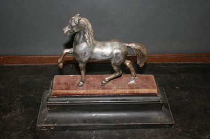 null Sculpture:Cheval en métal sur socle bois, petit accident 