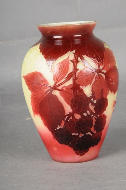 DELATTE - Vase en verre multicouches, dégagé...