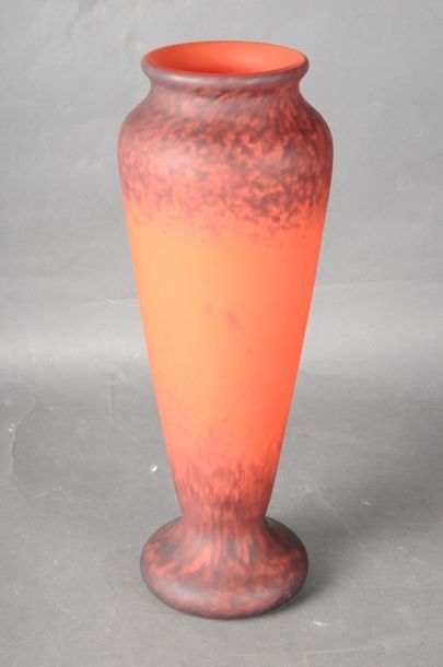 null Attribué à DELATTE - Vase en verre multicouches sur piédouche de couleur orange...