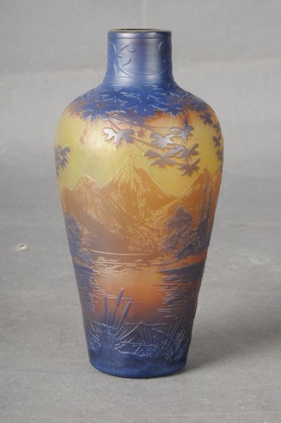 null DEVEZ - Vase en verre multicouches dégagé à l'acide à décor de paysage lacustre...