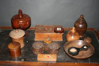 null Lot d'objets décoratifs en bois (olivier, bois exotique) urnes, pichets et,...