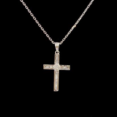 • PENDENTIF « croix » et sa chaînette en...