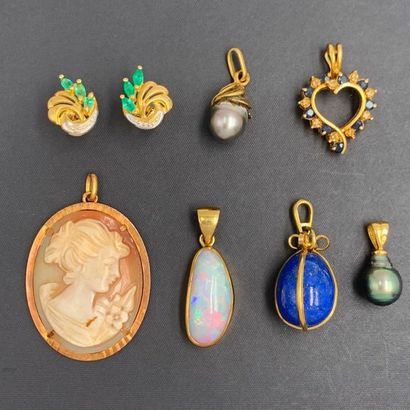  LOT in yellow gold (750‰) including: - six PENDANTS set with lapis lazuli, opal,...