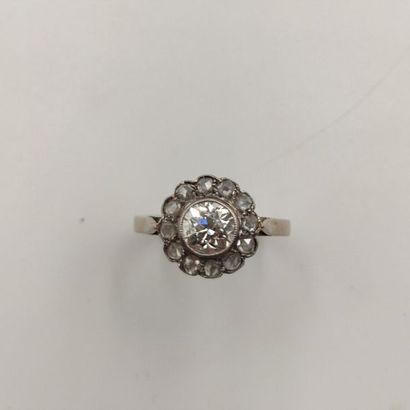  Platinum "daisy" ring (min 800‰) centered on an antique cut diamond, surrounded...