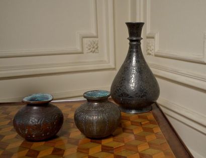 Deux vases globulaires en bronze à décor...