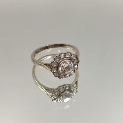  Platinum "daisy" ring (min 800‰) centered on an antique cut diamond, surrounded...