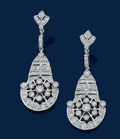  Paire de PENDANTS d'OREILLES en or gris (750‰) ajouré serti de diamants taille brillant...