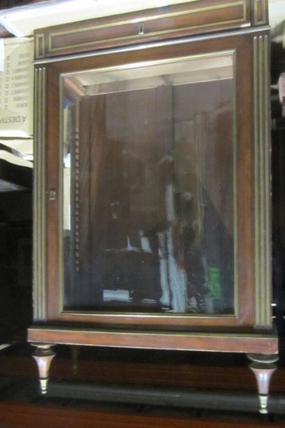 Paire de vitrines de style Louis XVI.