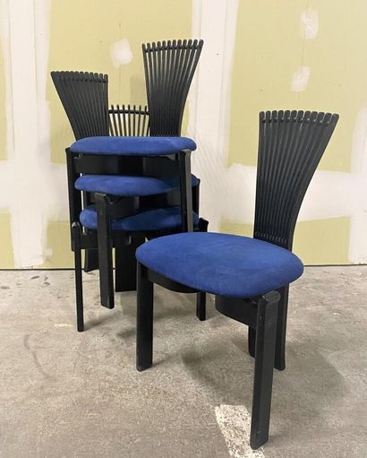  Travail italien années 80 
Suite de quatre chaises lamellé collé laqué noir, assise...