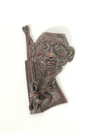  A Japanese theatrical mask-shaped bronze sconce 
Engraved mark on the lower right....