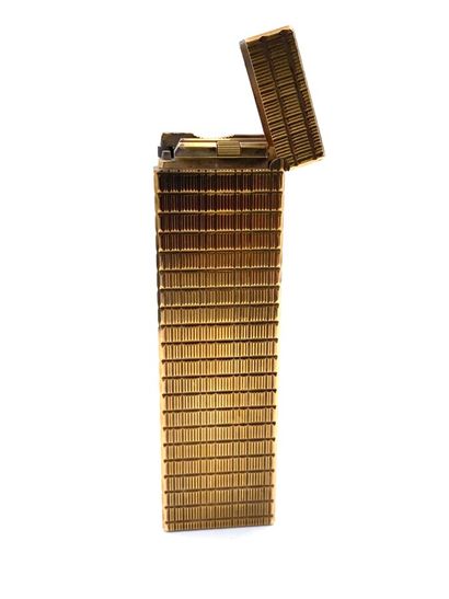  ST DUPONT. Grand briquet de table en métal doré guilloché. 13.5 x 3.5 x 1 cm