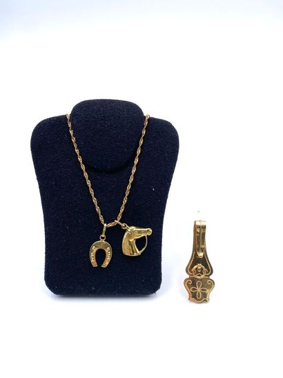  Yellow gold pin (750). Weight : 6 g 
Yellow gold chain with horseshoe and horse...