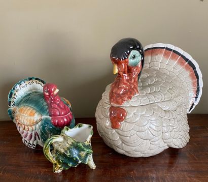  Two ceramic turkeys (23 and 15 cm) and a creamer "Coquillage" (8 cm), accident to...