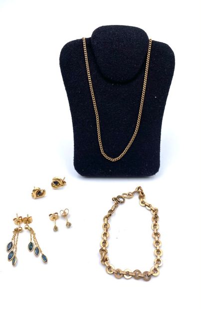  Lot in gold 750 thousandths including : 
- A gold chain: 5.2 g 
- A bracelet motif...
