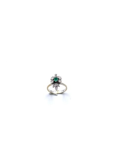  White gold (750) "flower" ring, set with small diamonds and central emerald. Gross...
