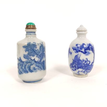  CHINA, Modern 
Set of two snuffboxes decorated in blue underglaze with three friends...