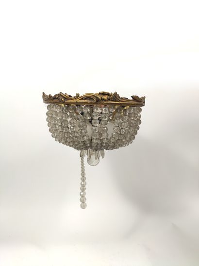  Gilded bronze chandelier mount 
Height : 89 cm 
Two circular ceiling lights in pearls...