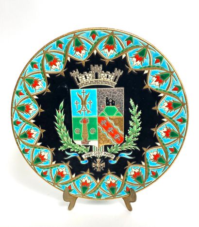  LONGWY 
Dish in polychrome earthenware enamelled in its center of the coat of arms...