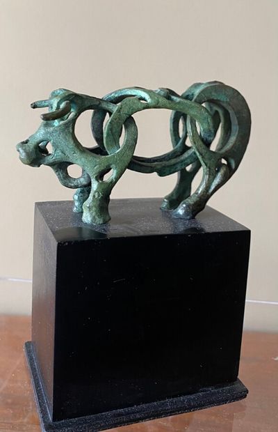  Jean-François MAUBERT. "Bull". Bronze with green patina