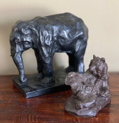  Set including : a bear in resin after Barye, an elephant by Christian Couaillier...