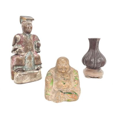  Set including : 
- A wooden statuette representing a seated dignitary. Traces of...