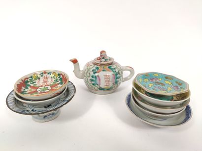  Set of eight small mismatched bowls, with flower motifs, symbols of longevity Shou...