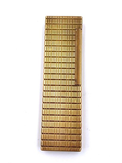  ST DUPONT. Grand briquet de table en métal doré guilloché. 13.5 x 3.5 x 1 cm