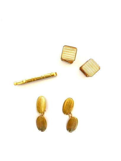  PAIR OF BUTTONS of MANCHETTE oval in yellow gold (750 thousandths) finely engraved...