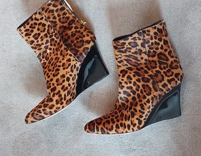 Jimmy CHOO 
Pair of leopard print leather...